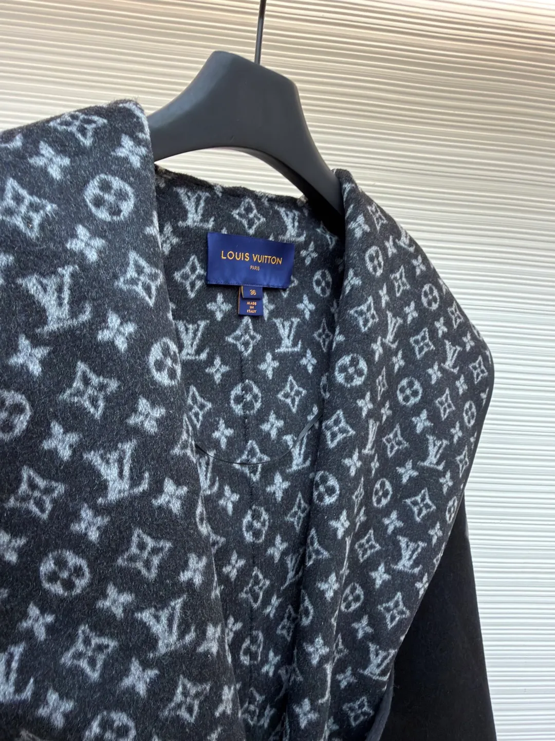LOUIS VUITTON Wool lace-up hooded coat (short style) ●Original version: purchased and developed by 36659 ●Item number: 1682298-I45 ●Fabric: wool fabric ●Technology: jacquard production ●Color: black ●Type: loose version ●Weight: about 1280 grams ●Size: 34-36-38-40 ●Description: This presbyopic wool coat is made of double-sided blended wool fabric imported from Italy. The main part is made of high-density matte black wool, which has been pre-shrunk and steam-set to ensure that the fabric is stiff and not easily deformed. The large lapel and belt areas use jacquard weaving technology to present the classic presbyopic pattern as a three-dimensional texture. The pattern is digitally positioned and plated to ensure that the texture is symmetrical and clear. The body of the garment is unlined and double-sided sewn to reduce the weight of the garment while improving skin-friendliness. The cuffs and hem are hand-stitched to reveal exquisite details. The waist is customized with a wide belt of the same fabric, with an adjustable buckle design with invisible stitching, allowing the silhouette to be freely adjusted; the neckline adopts a double-layer composite structure, combined with the fixation process of hand-made arch stitches, to make the large lapels more three-dimensional. Every splicing follows the precision sewing standard of 1cm/8 stitches, perfectly integrating craftsmanship and design aesthetics. The overall wiring is straight and delicate, the fabric is comfortable and soft, and the color is consistent without color difference. It can be matched with the same style to create a fashionable look and control various occasions. Customized accessories, complete with three standards, same style for men and women!